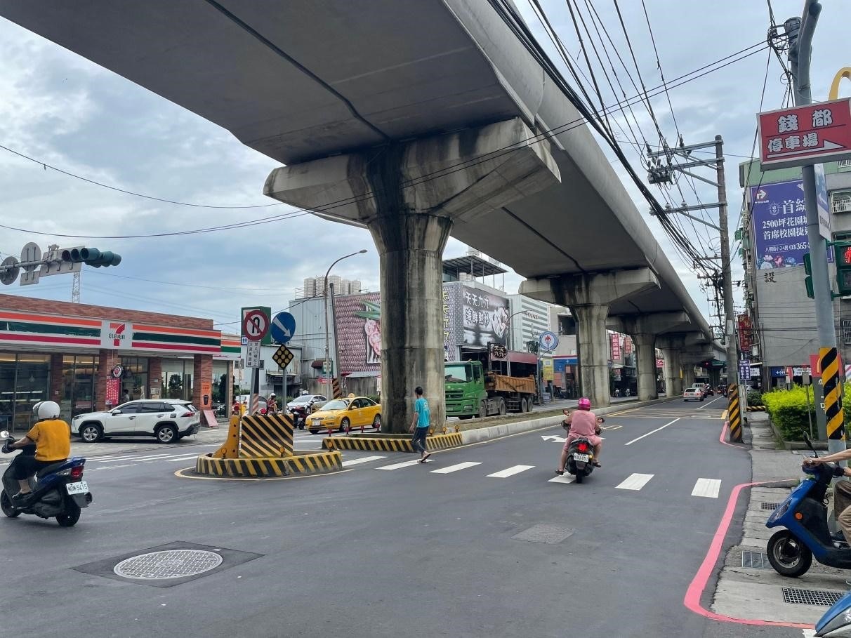 鶯桃路、鳳鳴路口設置庇護島完成後照片。