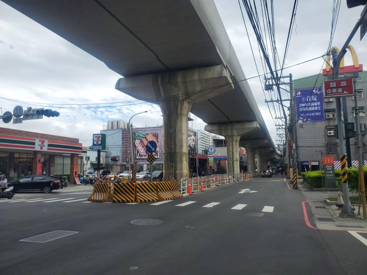鶯桃路、鳳鳴路口設置庇護島施工中照片。