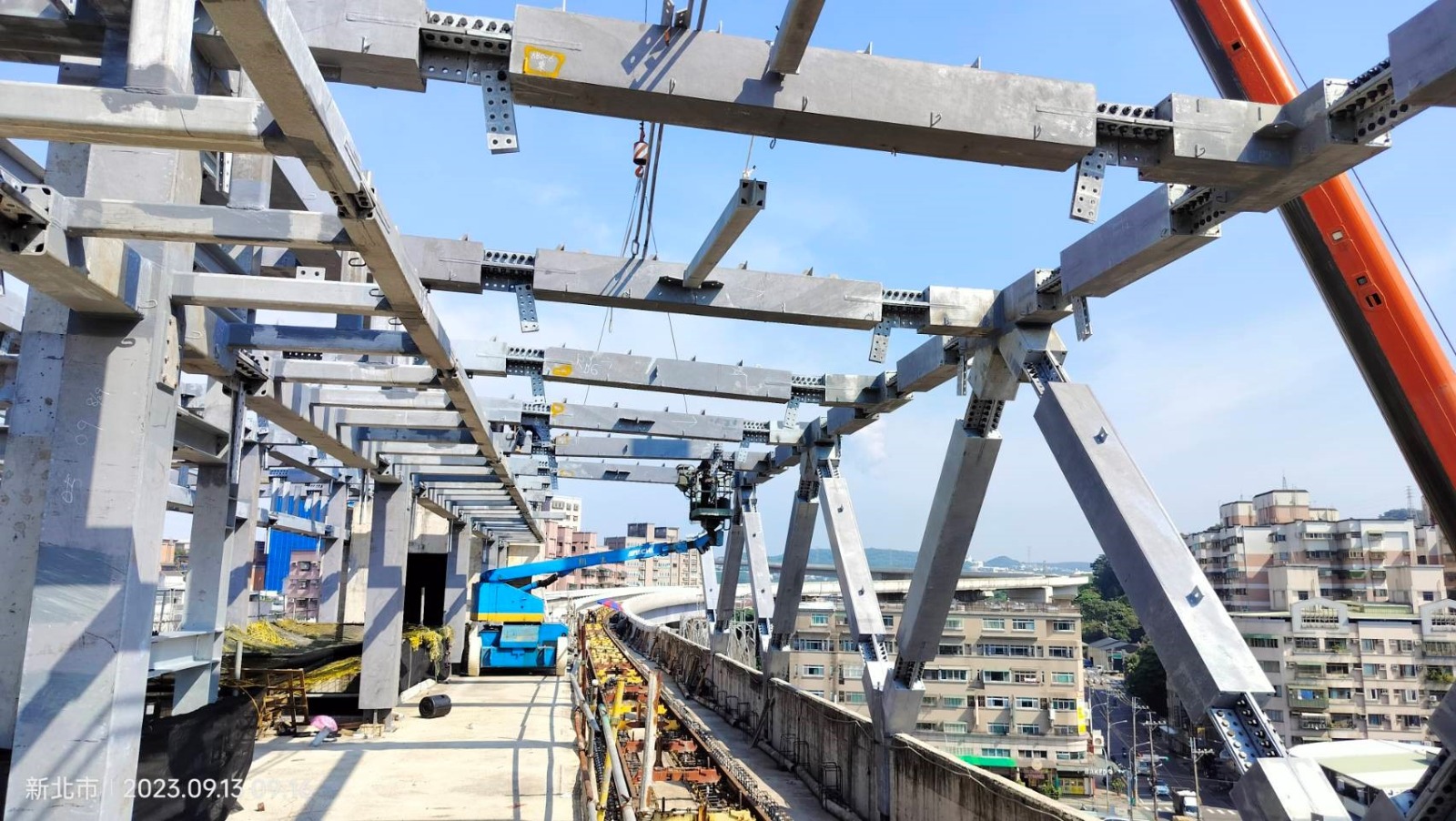 LB10國華站屋頂鋼構螺栓鎖固