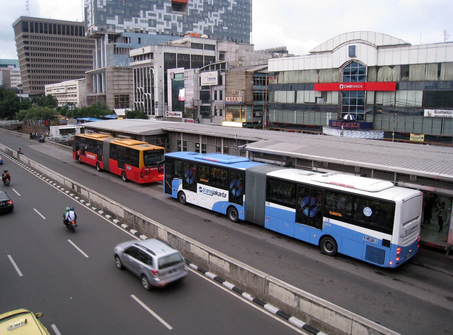 哈莫尼中央車站的雅加達專線公車）