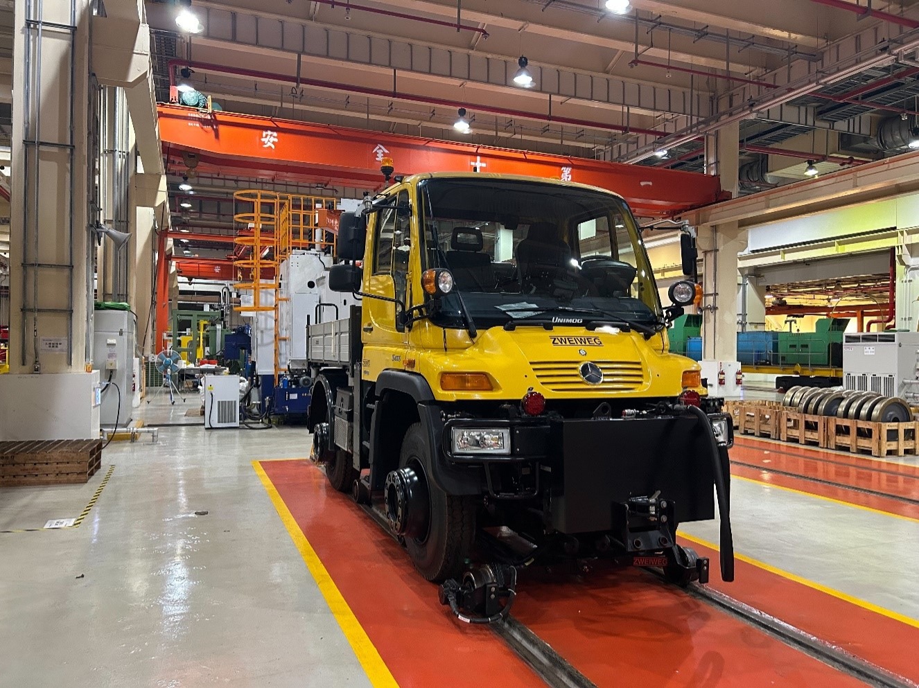 十四張機廠內的賓士路軌兩用車