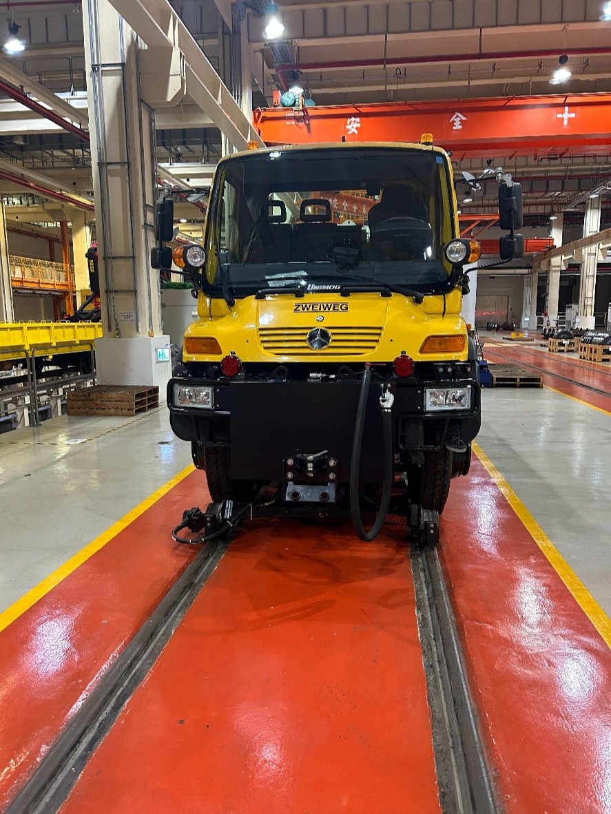 十四張機廠內的賓士路軌兩用車