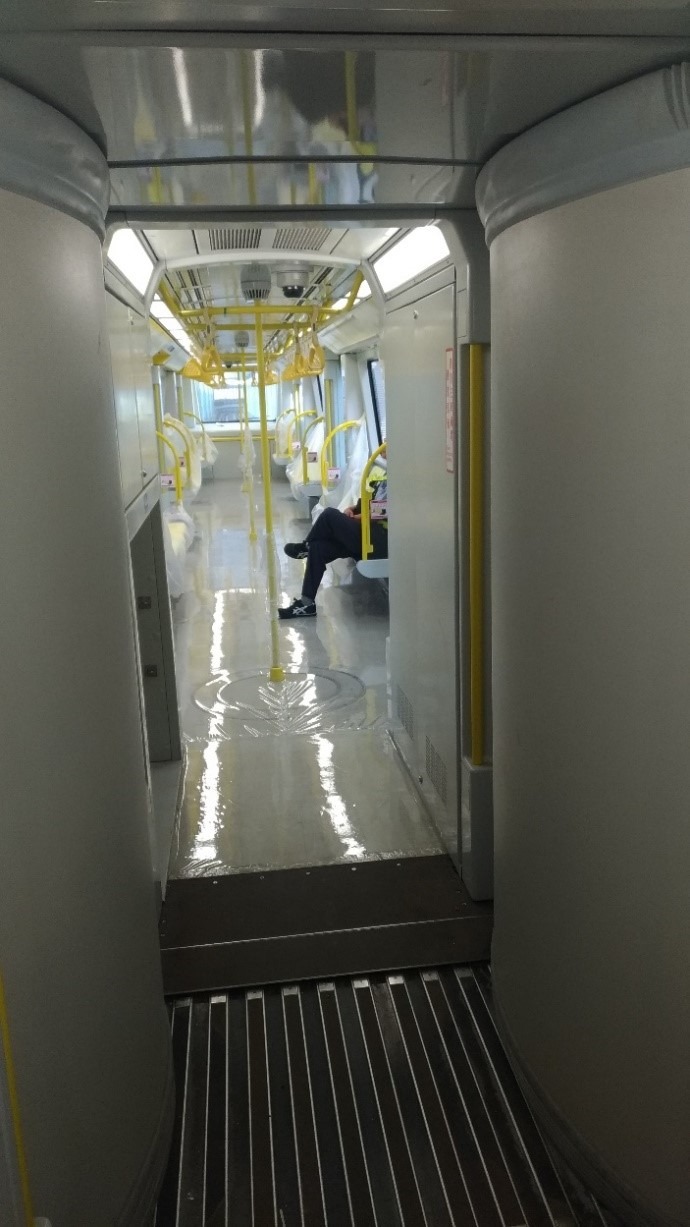 環狀線車間走道