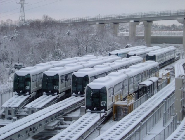 ▲被白雪覆蓋，駐車場內的Linimo列車們 愛知高速交通株式会社 https://www.linimo.jp/)