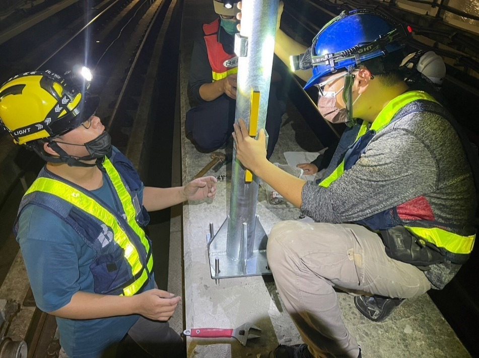 捷運新北環狀線Y16無線電天線支柱抱桿安裝