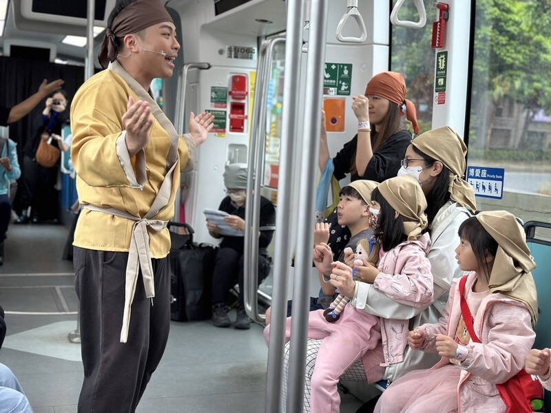 民眾在搭乘淡海輕軌「滬尾毋免驚」列車途中，與主角阿水共同解開關卡，透過故事演出回顧滬尾歷史戰役