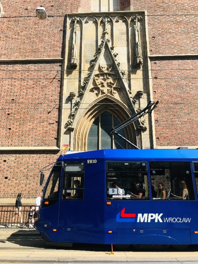 ▲Modertrans製的輕軌穿梭在Wrocław街上，一旁是沙地聖母堂 (Kościół Najświętszej Marii Panny na P