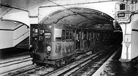 約1943年舊地鐵列車進入新的沙朗通學校站