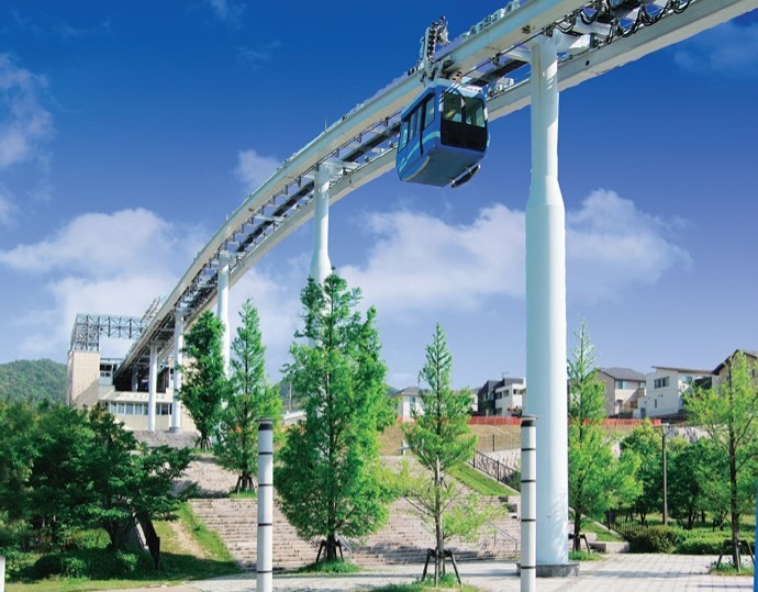 ▲Skyrail列車與社區中的路線端點「みどり中央」站