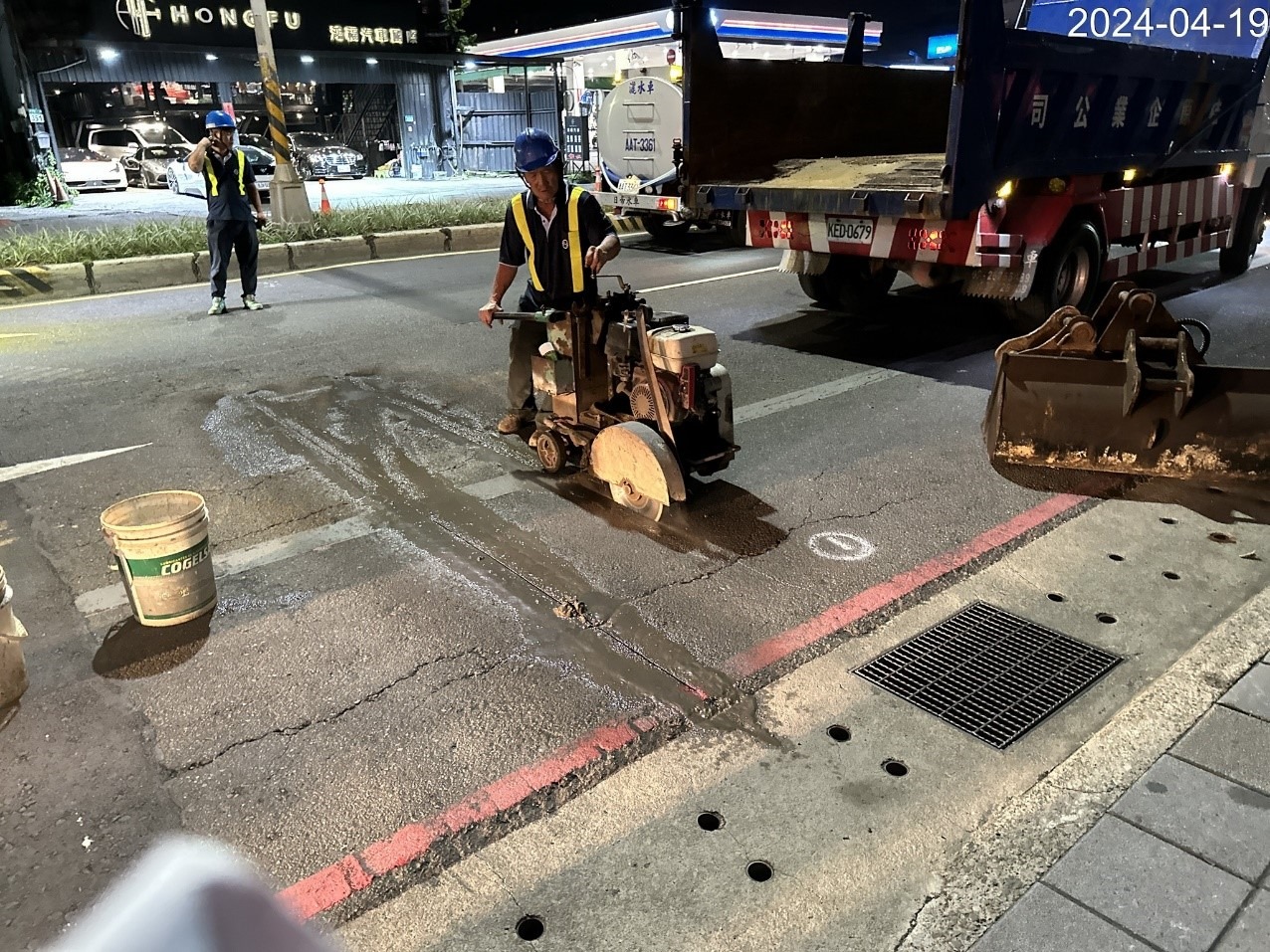 畫線後進行路面切割
