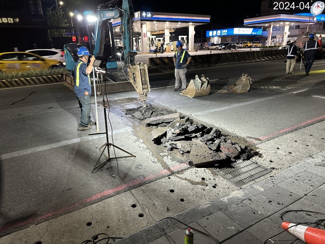 用破碎機敲碎路