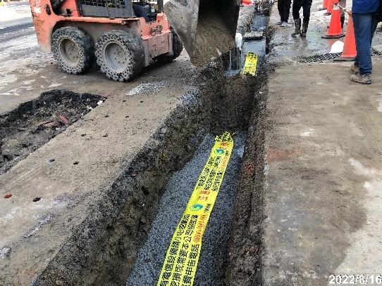 圖片5：回填完成後需放置警示帶，後到辦理道路級配及銑鋪
