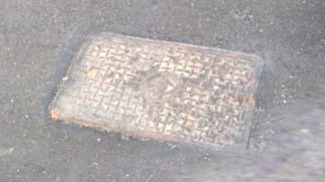 圖片1：人行道路路之人、手孔設置於人行道及道路上