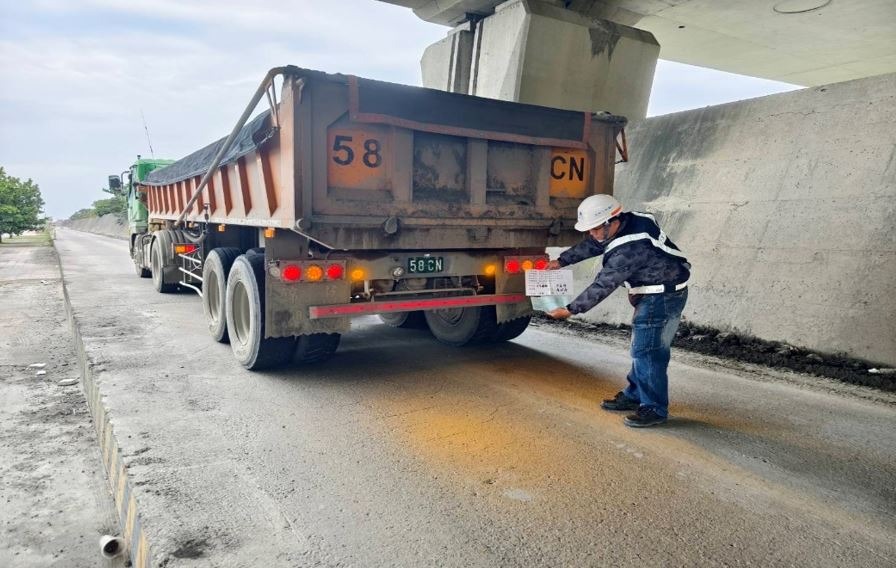 跟車確認運土車輛是走指定路線前往