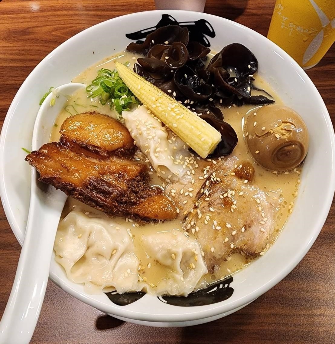 濃厚豚骨拉麵加糖心蛋與自製餛飩