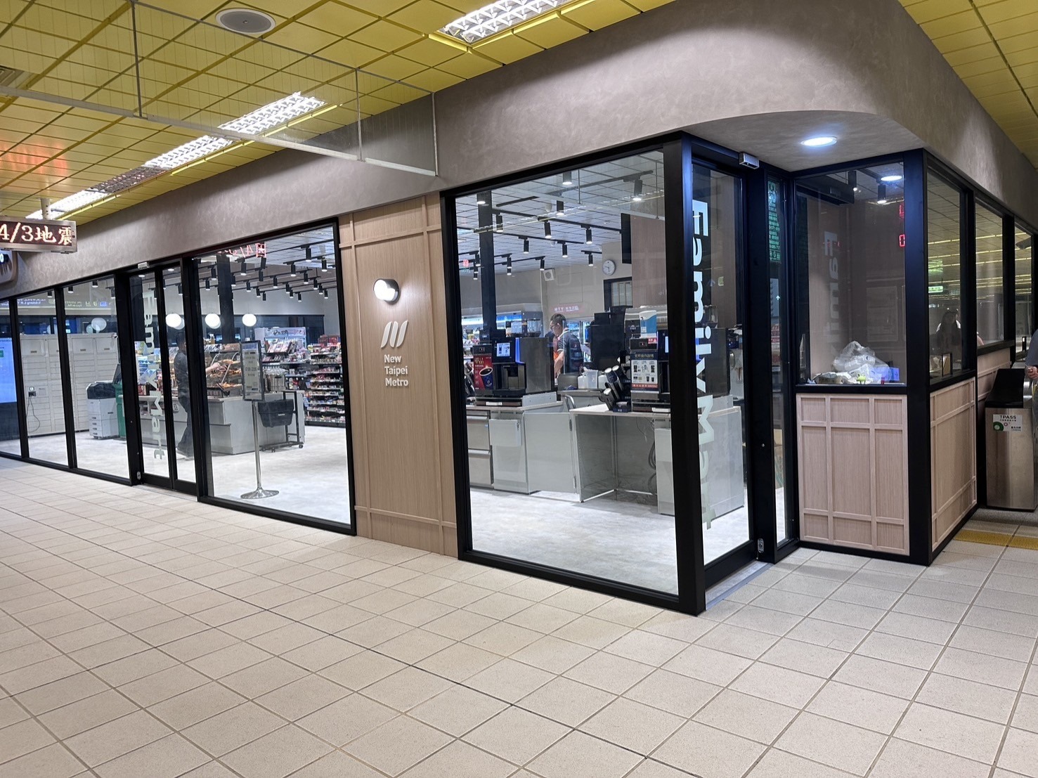 環狀線十四張站全家便利商店