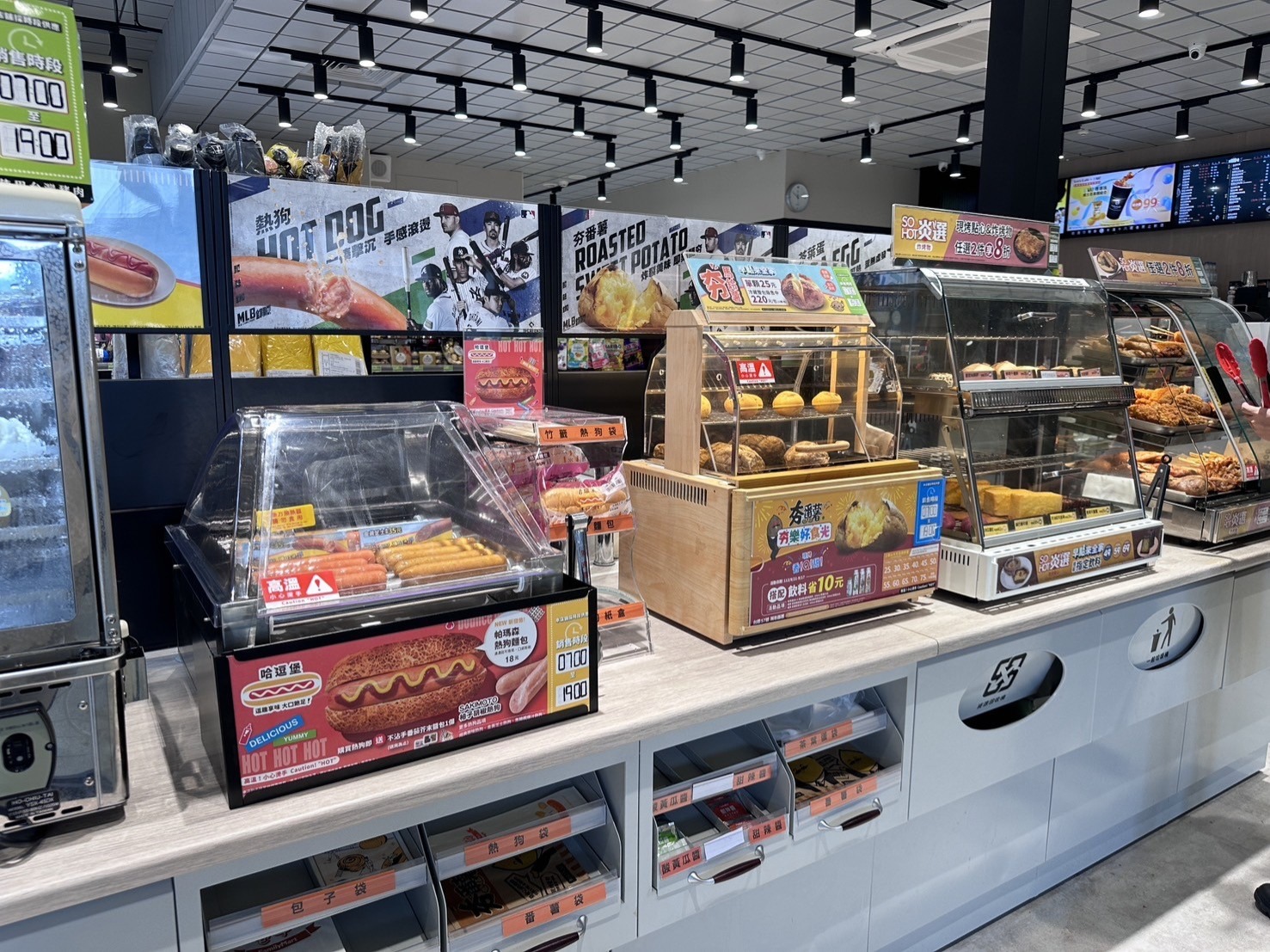 環狀線十四張站全家便利商店