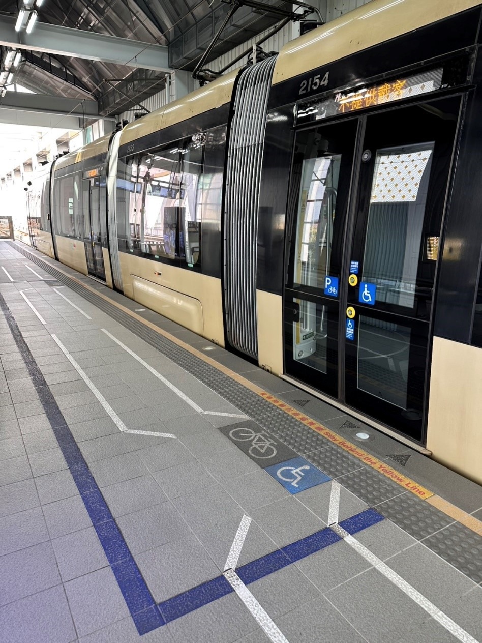 ▲輕軌車站月台之自行車候車標示，位於輕軌列車第2車、第4車位置