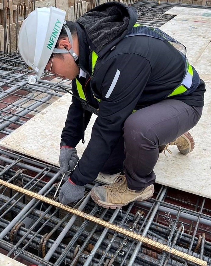 「新北環狀線景平站捷運開發案」施工人員於頂樓進行大梁鋼筋綁紮