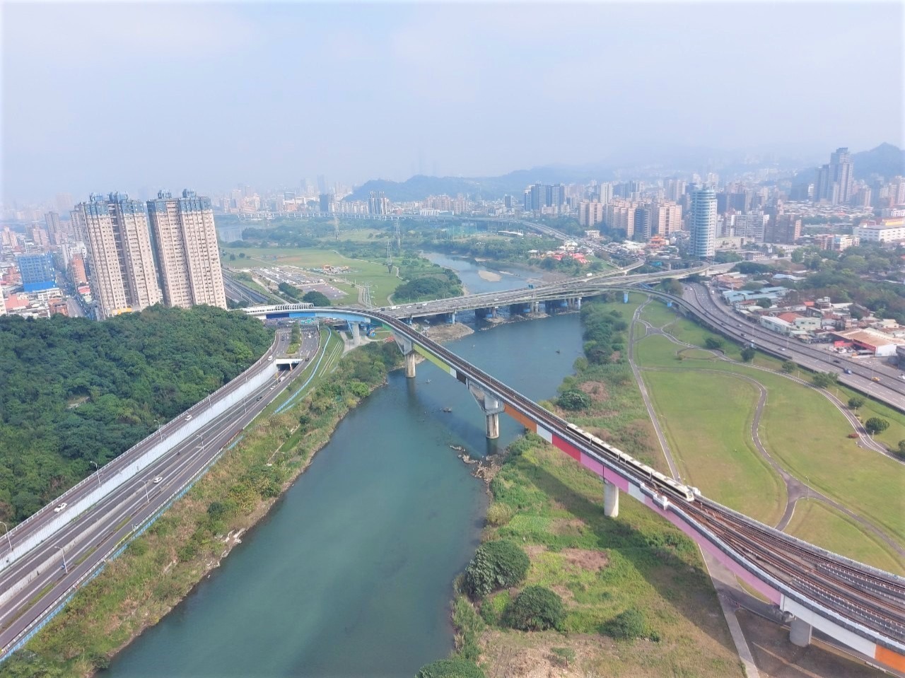 環狀線列車及秀朗橋方向