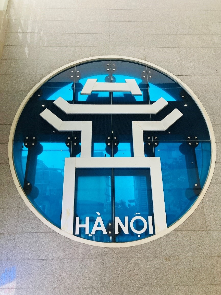 河內地鐵2A線Cát Linh車站內的河內市徽裝飾