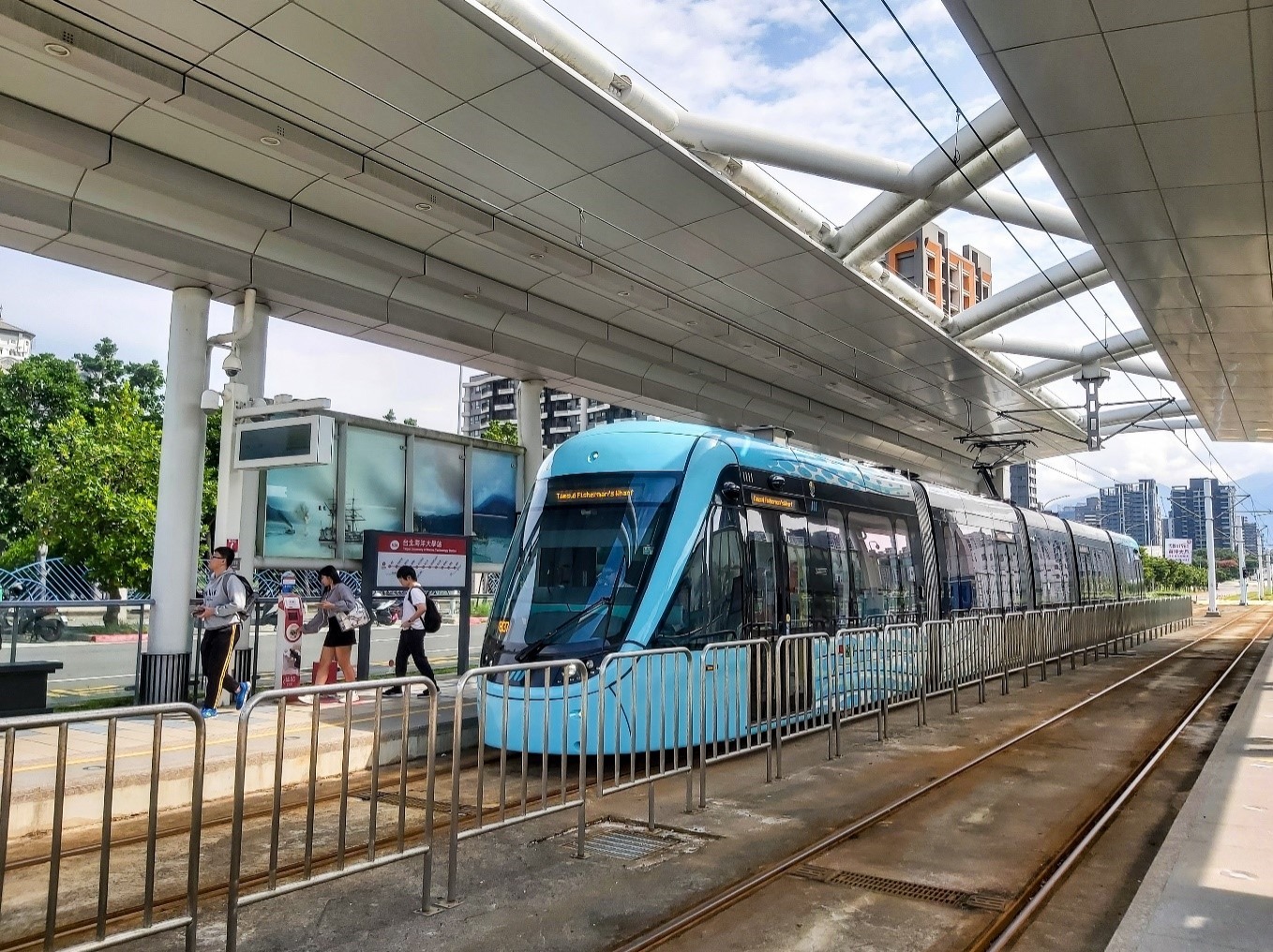 停靠中的淡海輕軌列車
