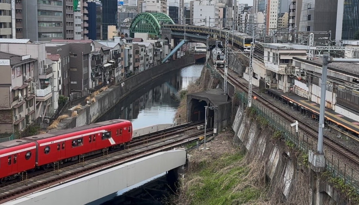 筆者捕獲三條電車同時出現畫面