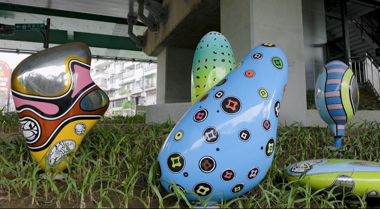 安坑輕軌玫瑰中國站(K2)《星宇安坑》作品位於車站下方植草區域(白天模式)