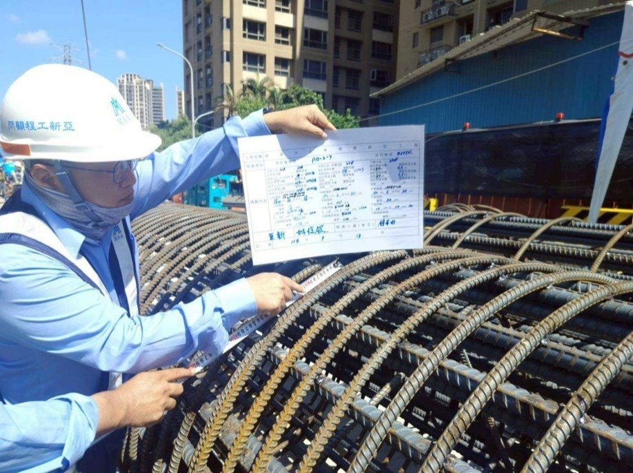 檢查鋼筋號數及間距是否符合設計規範確保品質