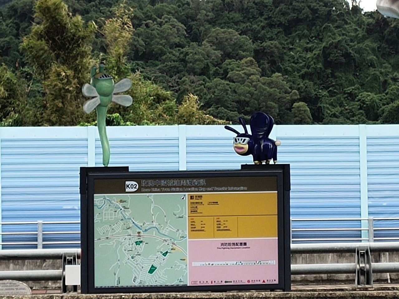 安坑輕軌玫瑰中國城站(K2)《旅途中的朋友-牽手漫舞》作品位於月台