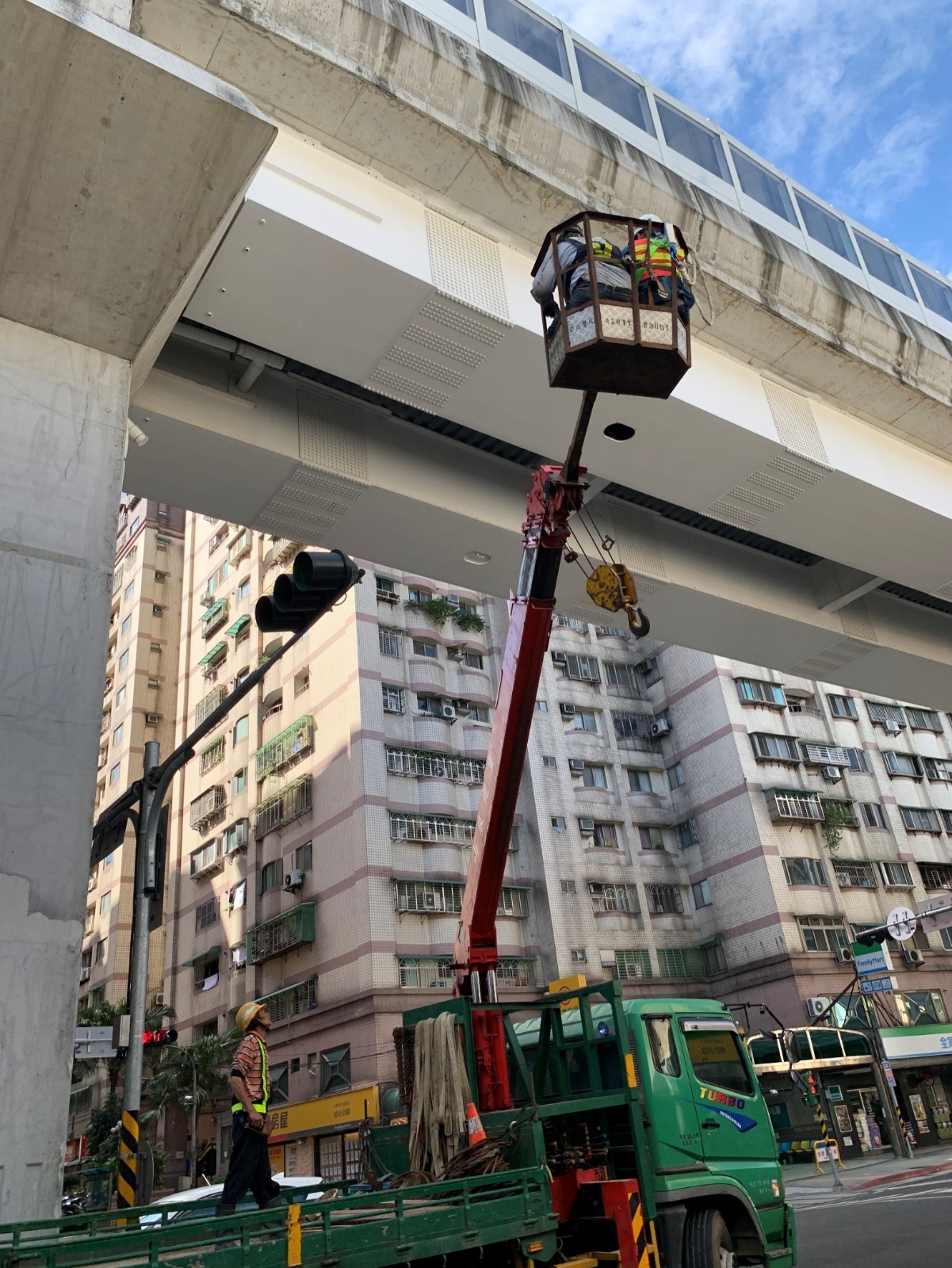 環狀線橋樑檢測。