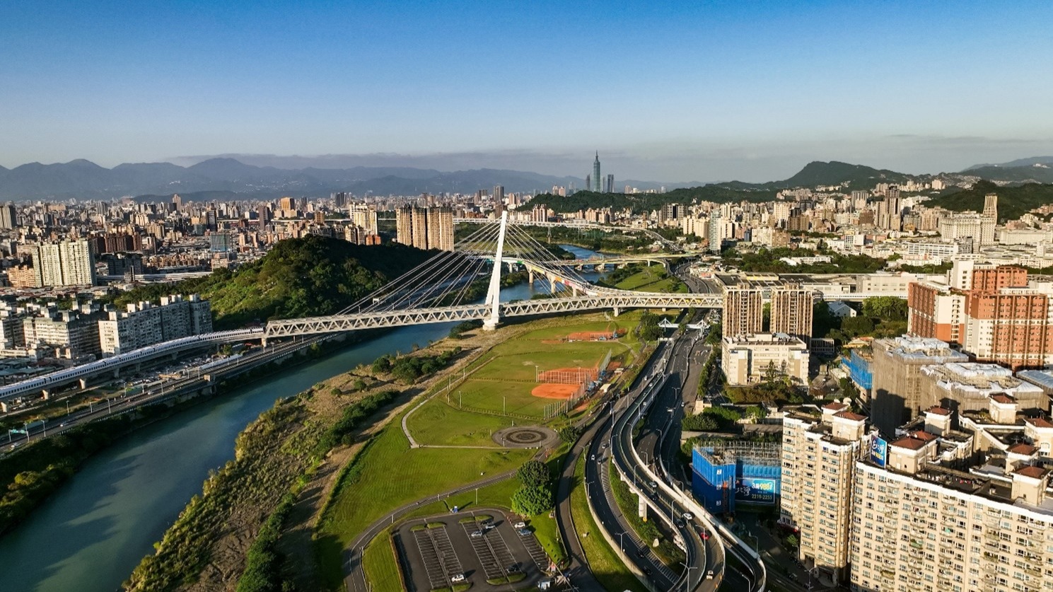 安坑輕軌「安心橋」模擬大鵬鳥展翅高飛雄姿。