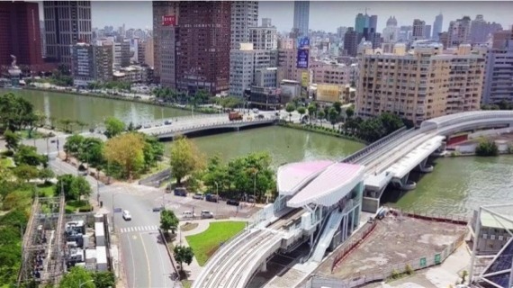 高雄輕軌「愛河橋」將原有的舊台鐵橋納入新橋結構中，延續城市記憶。