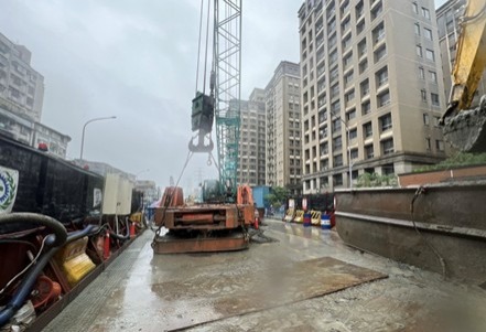 混凝土澆置達樁頂預定高程，機具退場並覆蓋鐵板完成作業