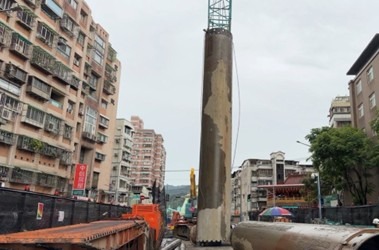 澆置過程中陸續將鋼製套管拔除，並確保樁身混凝土品質