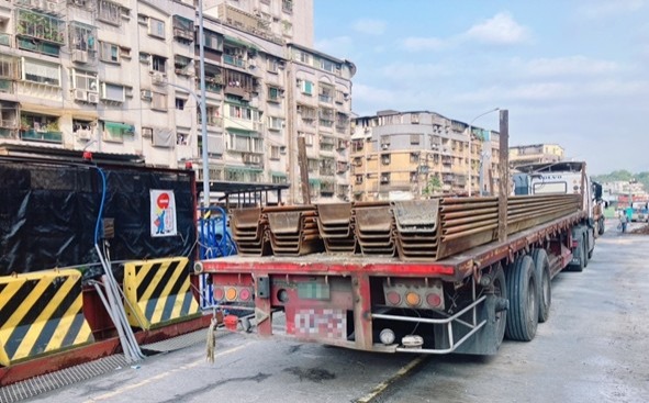 鋼板樁進場(監造查驗鋼板樁是否符合設計長度需求)，同步進行現場整地工作。