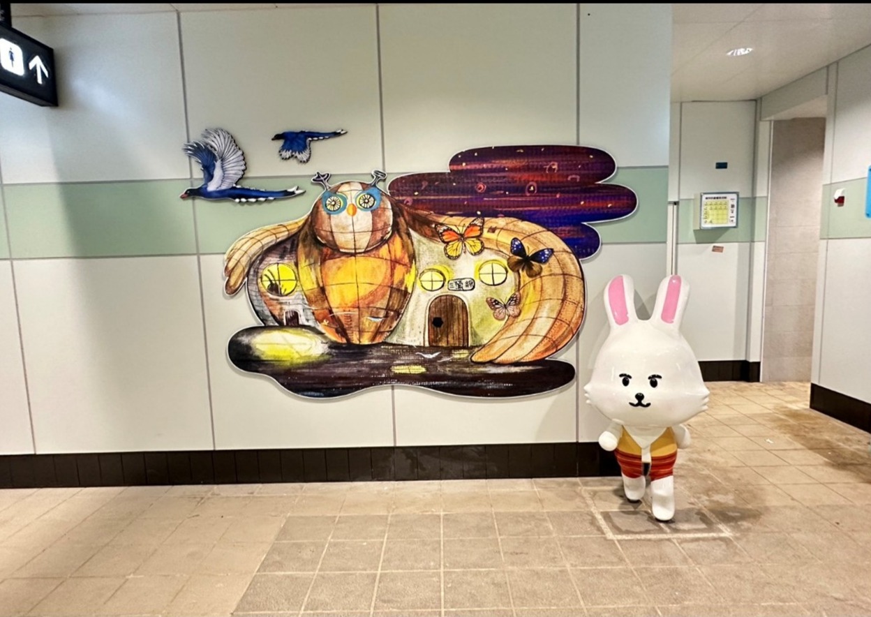 三鶯線媽祖田站(LB02)《時光行旅》作品位於3樓穿越層牆面