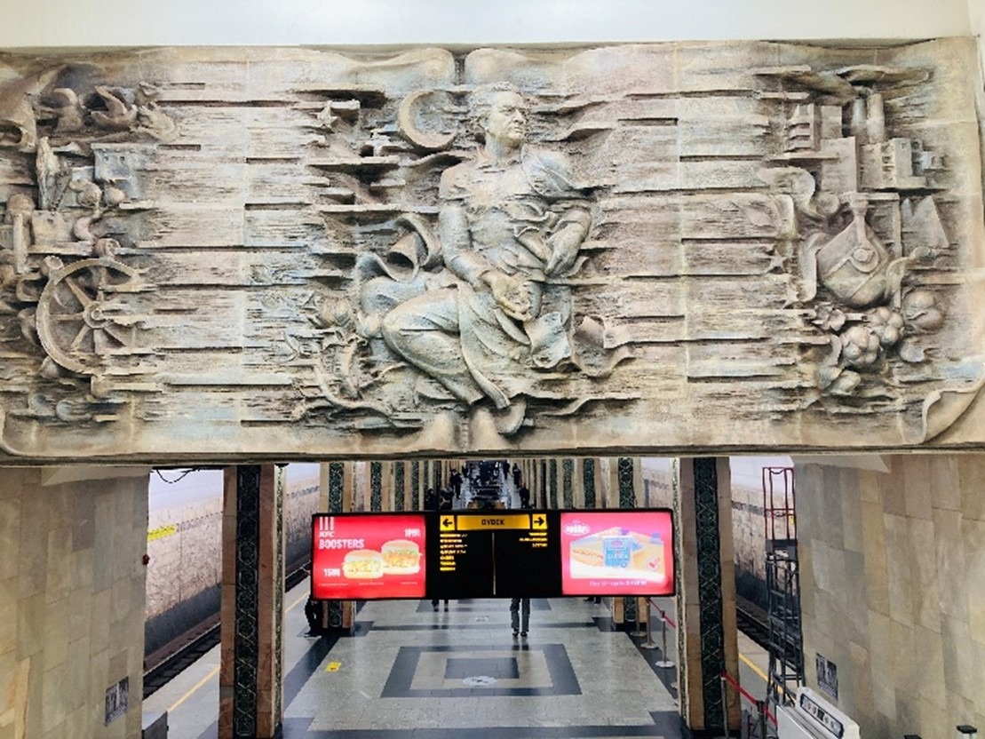 Oybek車站進入月台層之石雕裝飾
