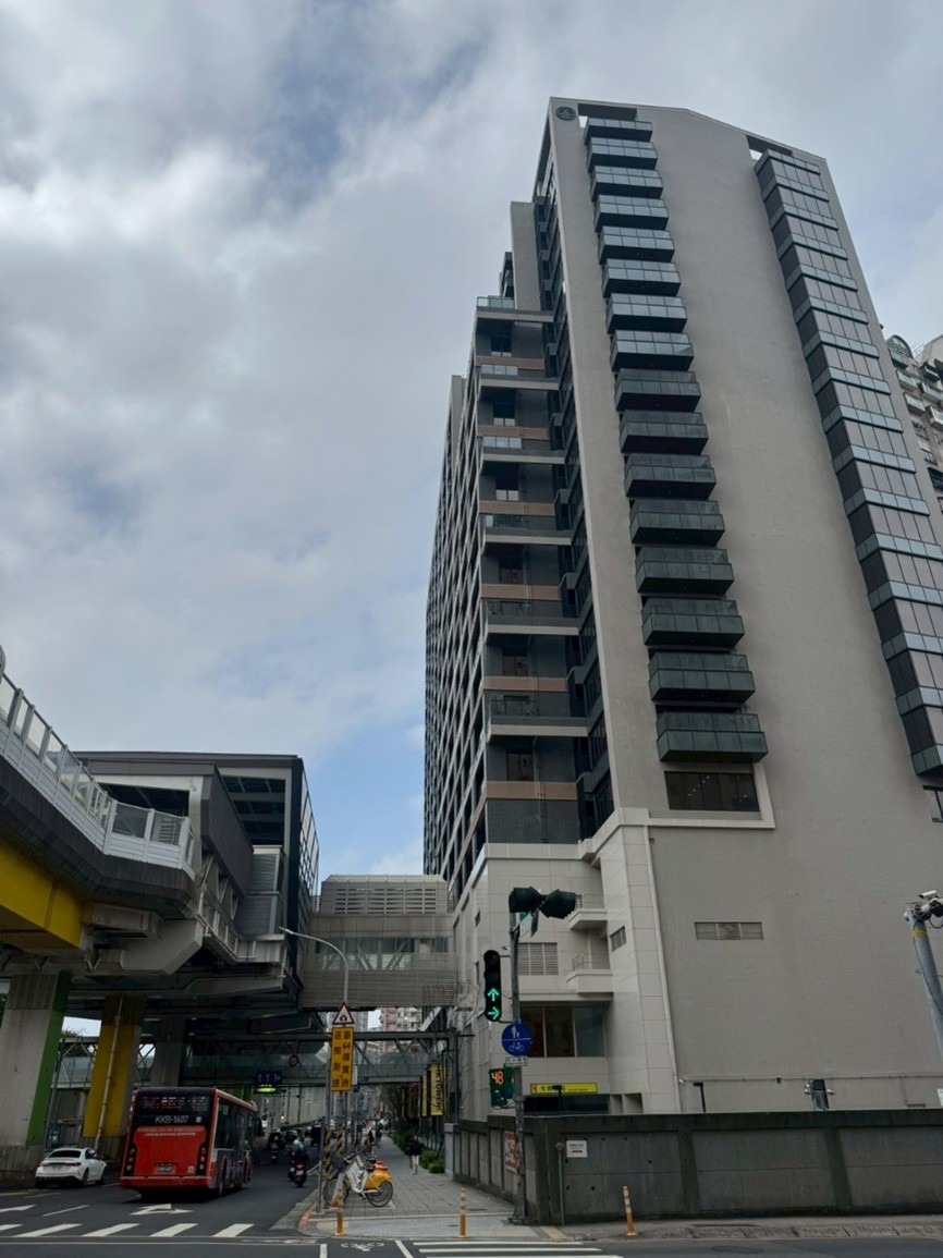 新北環狀線秀朗橋站捷運開發大樓(地上20層、地下5層)，規劃商場、店舖及一般事務所使用。