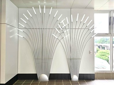 ▲《蘆花街燈》作品位於3樓穿越層牆面（作者：吳建福)